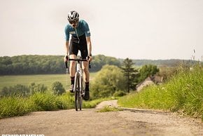 Auf schlechten Straßen und Gravelpisten profitiert man vom guten Halt des Kask Elemento.