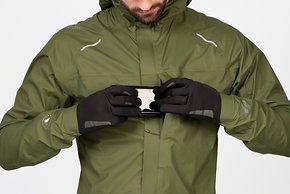 Die GV500 Waterproof Jacket ist minimalistisch ausgestattet um Gewicht und Packmaß so klein wie möglich zu halten.