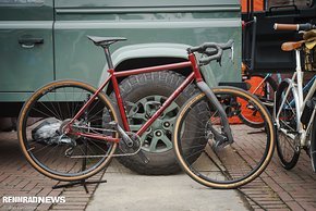 An diesem Finnbar Trout Gravel Bike ist die Geometrie auch auf die Lauf Grit-Federgabel abgestimmt.