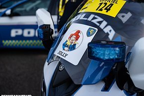 Auch die italienische Polizei gibt ihren Bikes für die Tour ein neues Design. Wir sind gespannt, welches Team dieses Jahr den Joker zieht.