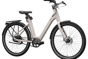 Crivit Urban E-Bike Y.2 ist das Schwestermodell mit tiefem Einstieg.