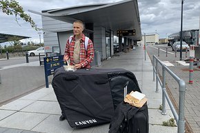 Sekptischer Blick nach der Ankunft am Flughafen