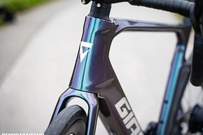 Die Formensprache des Carbonrahmens übernimmt das Defy Advanced E+ vom Defy Advanced.