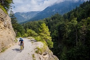 Wenn man auf einer Schotterstraße in den Bergen radelt, fährt man dann Rennrad, Gravelbike oder Mountainbike?