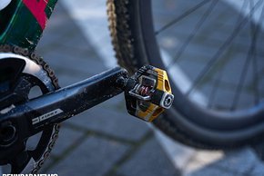 …und die Crankbrothers MTB-Pedale sind dem Einsatz unter schwierigeren Bedingungen geschuldet.