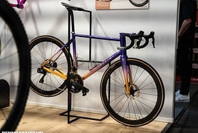 Buntes bei Titici aus Italien. Hier handelt es sich um das Gravel Bike der Marke mit Stahlrahmen im Show-Design.