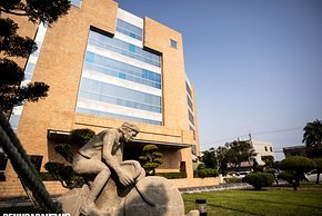 Vor dem Giant-Werk in Taichung, Taiwan empfängt uns die Skulptur eines Rennradfahrers.