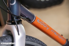 Mit dem Eddy Merckx Corsa Gravel Disc kombinieren die Belgier das Beste aus der Vergangenheit mit modernen Errungenschaften – und nutzen auch innenliegende Züge.