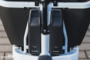 Die zwei Akkus am Cargo Sport Hybrid 1000 sind einfach zugänglich an der Hinterseite der Transportbox angebracht.
