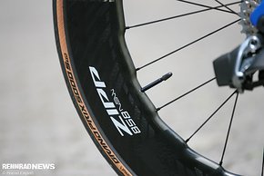 Die Zipp 858 NSW Laufräder sind mit einem aufwendigen Felgenprofil gefertigt