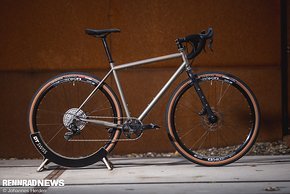 Das Tout Terrain Vasco GT 28 ist ein Performance Gravel Bike mit Stahlrahmen