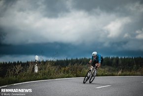 In der Abfahrt macht das Tarmac SL8 richtig Spaß, auch bei sehr hohen Geschwindigkeiten.