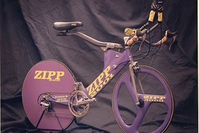 Dieses Bike ist nicht gerade unauffällig – das Design für den Zipp 2001 wurde 1991 fertiggestellt. Es ging 1992 in Produktion und wurde 1993 mit einem neuen Federungssystem komplett neu entworfen.