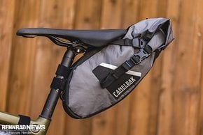 Die Camelback Satteltasche bietet 9 l Volumen und ist wasserdicht.