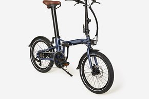 Das neue B'Twin E-Faltrad 900 von Decathlon kommt mit Heckmotor, integriertem Akku, hydraulischen Scheibenbremsen und einer beeindruckenden UVP von 1.699 €.
