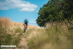 Auch auf ruppigen Feldwegen läuft das GravelX vertraueneinflößend gut geradeaus.