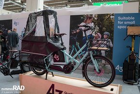 Das Regenverdeck macht das Bike 43 zu einem vollwertigen Familien-Longtail.