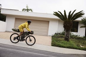 Alles auf einen Blick: funktionelle Kleidung zum entspannten Radfahren und Gehen dürfen wir genauso erwarten wie Hightech-Bikepacking-Taschen, die nicht nach Hightech aussehen.