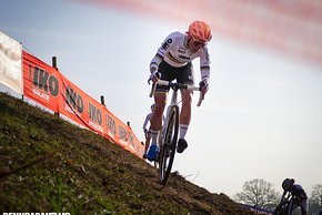 Weltmeisterin Sanne Cant wird in Hoogerheide noch Dritte, nachdem sie sich vorher zurückhielt