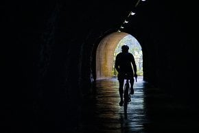 Das Licht am Ende des Tunnels. Der Radweg nach Lenggries. Es ist nicht mehr weit zum wohlverdienten Feierabendbier im Altwirt.