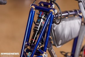 Der RockShox Monarch Hinterbau-Dämpfer erhielt bei Suspension Express aus Österreich ein weicheres Custom-Tuning.