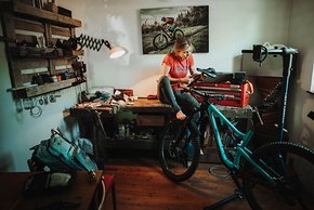 Julia schraubt ganz gern an ihren Bikes. Sie hat für diesen Zweck ein kleines Zimmer zur Werkstatt umfunktioniert.