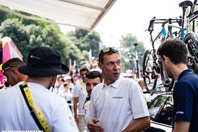 Auch Jens Voigt informierte sich als Eurosport-Experte am Stand über das Rad.