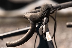 Die Ergonomie der mechanischen SRAM Apex Double-Tap-Hebel gefiel uns sehr gut.