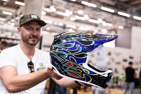 Der Helm ist nicht neu, wohl aber die Lackierung – hierfür wendet Troy Lee Designs eine neue Technik an, die ihr auf der Eurobike unter die Lupe nehmen könnt.