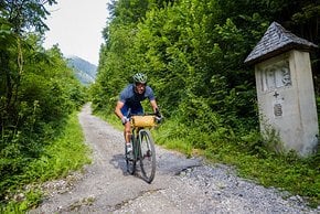 Wir starten mit der steilen Abfahrt auf der alten Straße von Ettal hinab nach Oberau, vor der wir hier lieber warnen wollen. Entspannter ist die neue Straße außenrum.