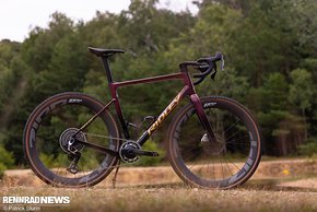 Das Ridley Grifn RS ist eigentlich ein Allroad-Bike, hat sich bei uns im Test der neuen SRAM Red XPLR aber auch von seiner Gravel-Seite gezeigt – preislich los geht es bei 10.504 €.