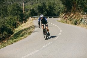 Das Fahrverhalten ist sehr ausgewogen und nicht so aggressiv wie bei manch anderen Competition-Rennrädern