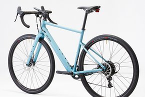 Das neue Decathlon E-Gravel Bike sit mit einem Aluminiumrahmen, …