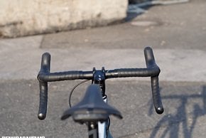 Der Newmen Alu-Lenker bringt einen guten Übergang zu den Shimano Schalt-/Bremshebeln. Er besitzt einen großen Drop.