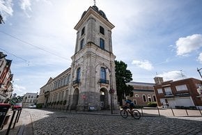 Ein bisschen Kultur wird im Vorbeifahren aufgeschnappt.