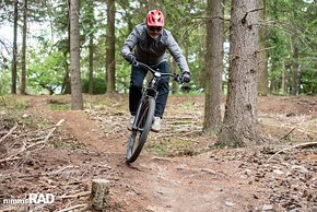 Bergab überzeugt das sportliche Fahrverhalten des SUV-E-Bikes.