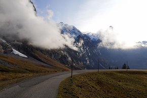 In der Abfahrt von Grindelwald lassen uns die imposanten Gipfel staunen