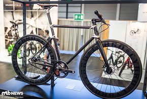 Das Cybro Urban-Bike kommt mit Maßrahmen aus Carbonrohren in Alu-Muffen