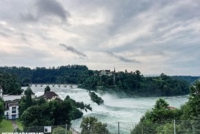 Am regnerischen Erkundungstag, lasse ich mir den Rheinfall nicht entgehen.