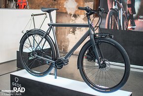 Das Geos E-Bike ist frei konfigurierbar und beginnt gewichtstechnisch bei 14,8 kg und preislich bei lässigen 5.000 Euro.