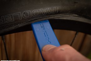 Wir haben den Einbau mit einem fest sitzenden Reifen geprüft