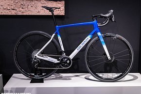 Das neue Eddy Merckx Pévèle Carbon in der „Retrosonic“ Lackierung