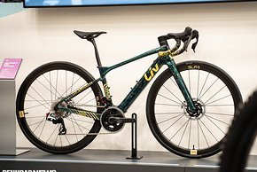 Liv zeigte das Avail Advenced Elite 0 E-Gravel Bike in der Founder's Edition