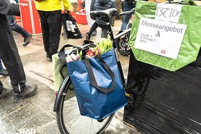 Cobags machen Einkaufstaschen aus recyceltem Plastik für die Montage am Gepäckträger.