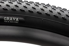 Onza Grava – der erste Gravel Reifen der MTB-Reifenspezialisten soll ein haltbarer Allrounder sein.