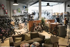 An der Sitzecke in The Service Course, Girona, lehnte das Bellé Cycles A.T.E.R von Christian Meier, der das Cycle Café und Shop-Netzwerk gründete