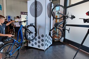 Für Privatleute ebenso interessant wie auch für Betriebe mit Fahrrad-Garagen – das Velolift-System spart Platz und kann auch schwere E-Bikes stemmen.