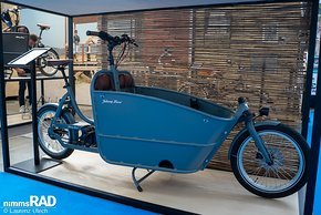 Anders als der Name es vermuten lässt, kommt die Marke Johnny Loco aus den Niederlanden und präsentiert auf der Eurobike schicke Cargobikes im Vintage Look.