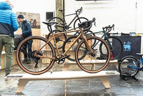 Ein interessantes Stahl Gravel Bike für Pendeln und Bikepacking ist das Marin Nicasio+.