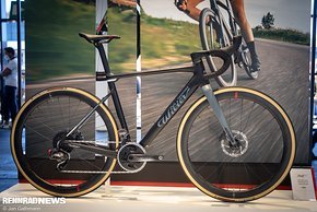 ...Allroad-Bike mit SRAM Force eTap AXS 2x12 für 9.000 € – das Wilier Rave SLR kann beides sein, Hauptsache schnell auf allen Wegen.